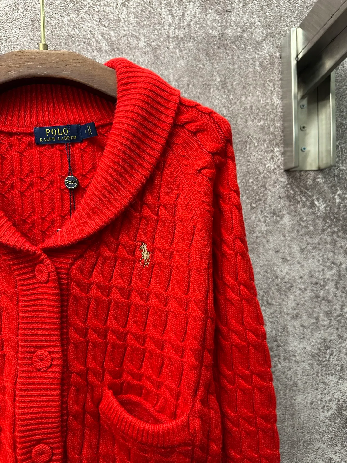 P480 Ralph Lauren red twist knitted cardigan, brand new with tag, perfect details, classic lapel design, small horse logo embroidery on the front, exquisite details, 70% cashmere + 30% wool, soft and warm fabric, versatile in autumn and winter, Size: S M L